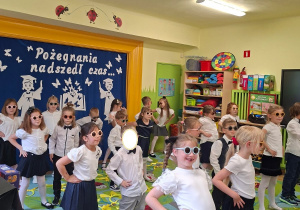Na tym zdjęciu widać dzieci wykonujące taniec z rekwizytami do wakacyjnych hitów.