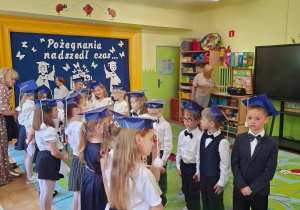 Zdjęcie przedstawia dzieci podczas wykonywania poloneza.