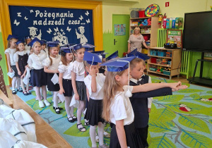 Zdjęcie przedstawia dzieci podczas wykonywania poloneza.