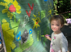 Piknik rodzinny w ogrodzie przedszkolnym