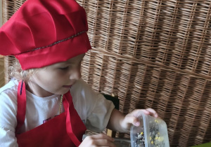 Na tym zdjęciu widać Oliwię z grupy III, która miesza składniki sałatki.