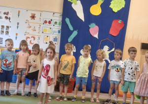 Na tym zdjęciu widać Apolonię z grupy I recytującą wierszyk oraz kilkoro dzieci z grupy II stojących z tyłu.