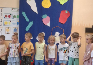 Zdjęcie przedstawia kilkoro dzieci z grupy II podczas występu.