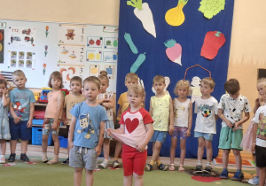 Na tym zdjęciu widać Bartka i Natalkę z grupy I recytujących wierszyk oraz inne dzieci występujące w przedstawieniu stojące z tyłu.