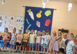 Zdjęcie przedstawia dzieci z grupy II śpiewające piosenkę.
