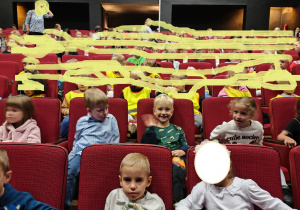 Na ty zdjęciu widać kilkoro dzieci z grupy III i kilkoro z grupy IV siedzących na widowni.