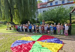 Na tym zdjęciu widać dzieci z grupy III i II oczekujące na rozpoczęcie zabaw.