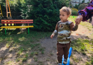 Na tym zdjęciu widać Adasia D. z grupy I pokonującego tor przeszkód.