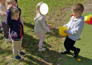 Na tym zdjęciu widać kilkoro dzieci z grupy I podczas zabaw z piłką.