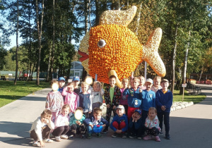 Zdjęcie przedstawia dzieci z grupy III przy rybce wykonanej z miniaturowych dyń.