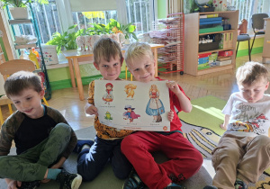 Na tym zdjęciu widać Tymona i Karola z grupy IV prezentujących planszę przedstawiającą bohaterów wybranych bajek.