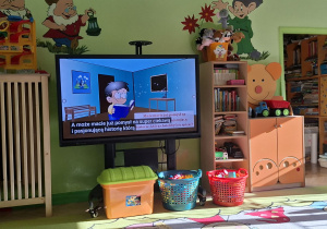 Zdjęcie przedstawia film edukacyjny "Jak powstaje książka?" wyświetlany na monitorze interaktywnym.