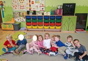 Na tym zdjęciu widać dzieci z grupy I i II podczas zabawy słuchowej.