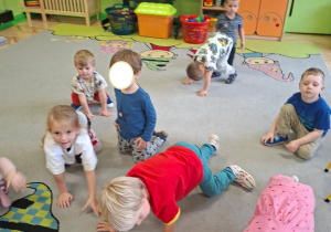 Na tym zdjęciu widać dzieci z grupy I i II podczas zabawy ruchowej połączonej z ćwiczeniami słuchowymi.