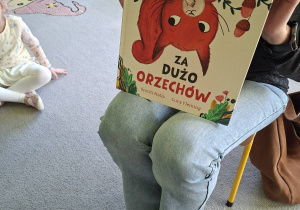 Na tym zdjęciu widać książeczkę, którą przyniosła pani bibliotekarka.