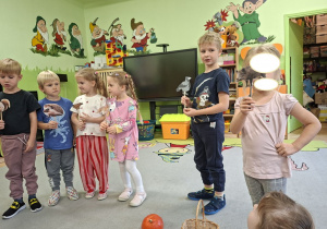 Zdjęcie przedstawia dzieci w roli aktorów - animatorów kukiełek zwierząt występujących w bajce.