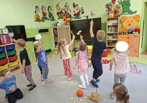 Zdjęcie przedstawia dzieci w roli aktorów - animatorów kukiełek zwierząt występujących w bajce.