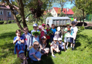 Dosadzanie roślin w ogrodzie przedszkolnym