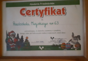 Certyfikat Akademii Przedszkolaka poświadczający, że placówka uczestniczy w projekcie kultywującym tradycje świąteczne wśród dzieci.
