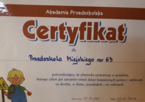 Certyfikat Akademii Przedszkolaka poświadczajacy udział w projekcie, którego celem jest szerzenie wśród dzieci bezpiecznych postaw i zachowań.